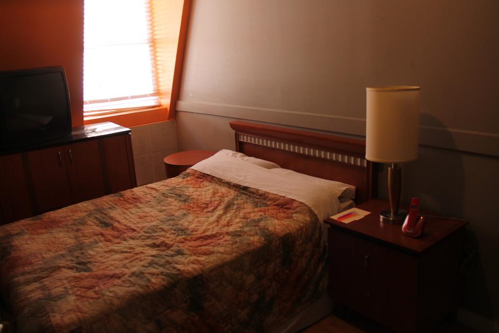 Toronto Central Hotel Стая снимка